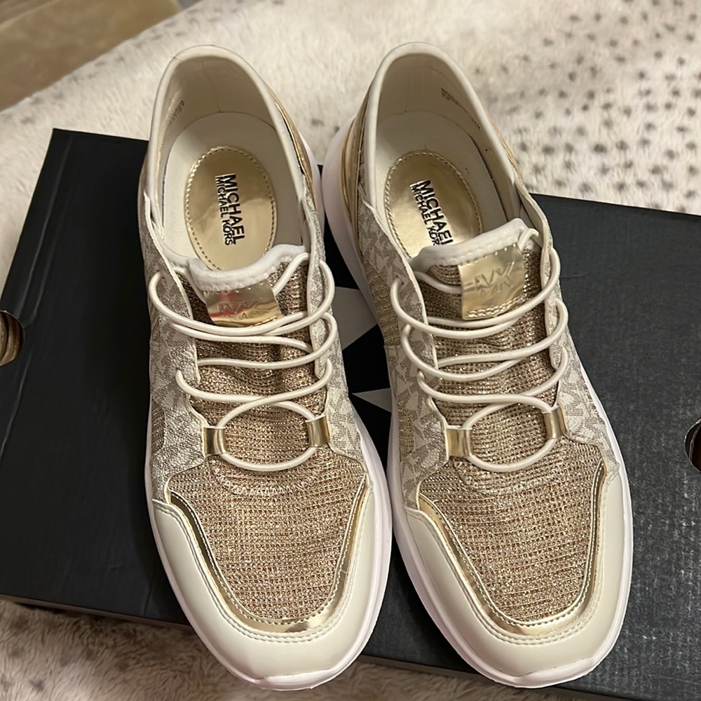 Michael Kors size 7 woman